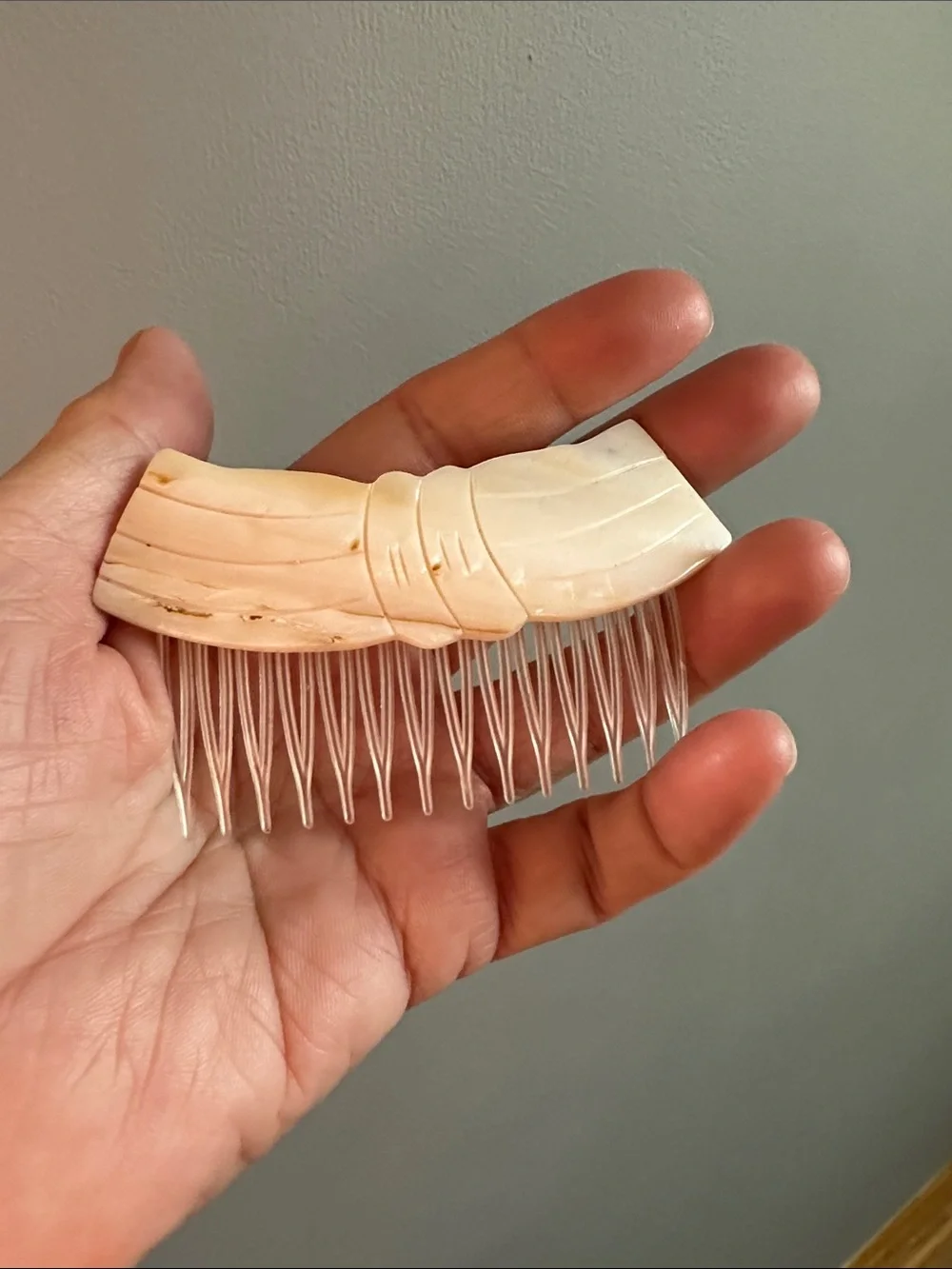 Carved Bow Hair Comb MOP